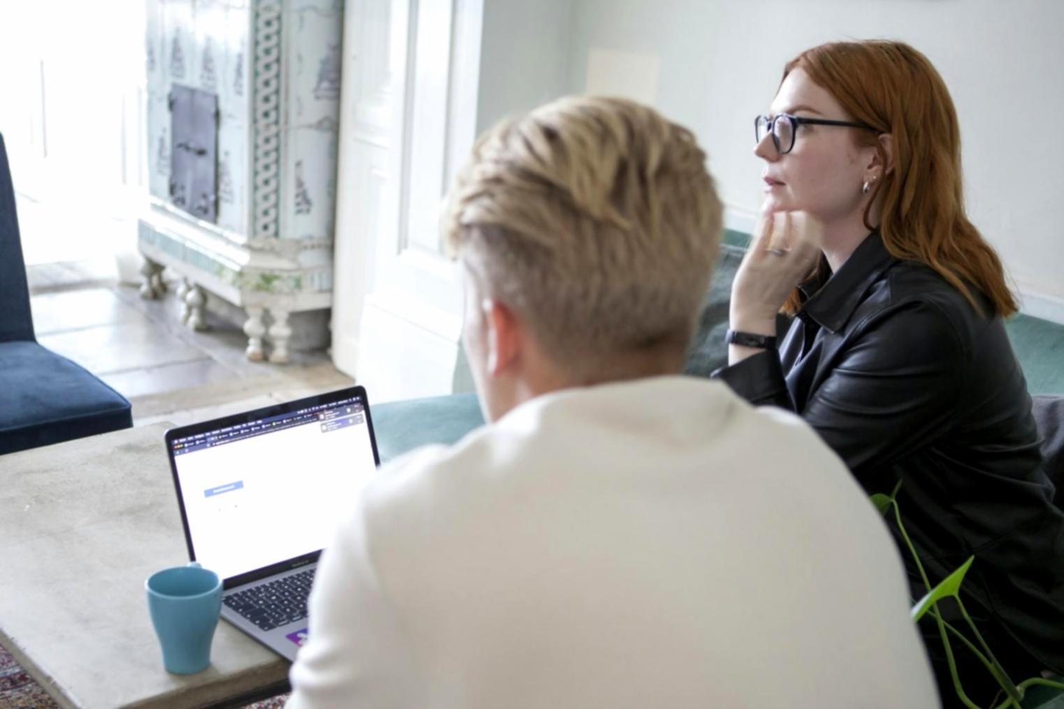 Grundlagen der Budgetplanung - Arbeitsplatz mit Finanzunterlagen